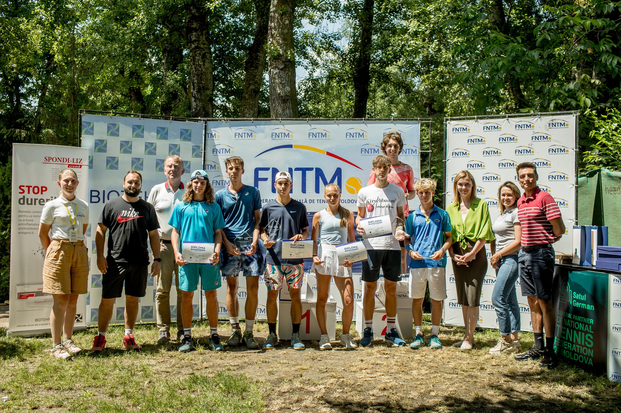 FNTM a organizat o serie de competiții internaționale pentru juniori în luna mai