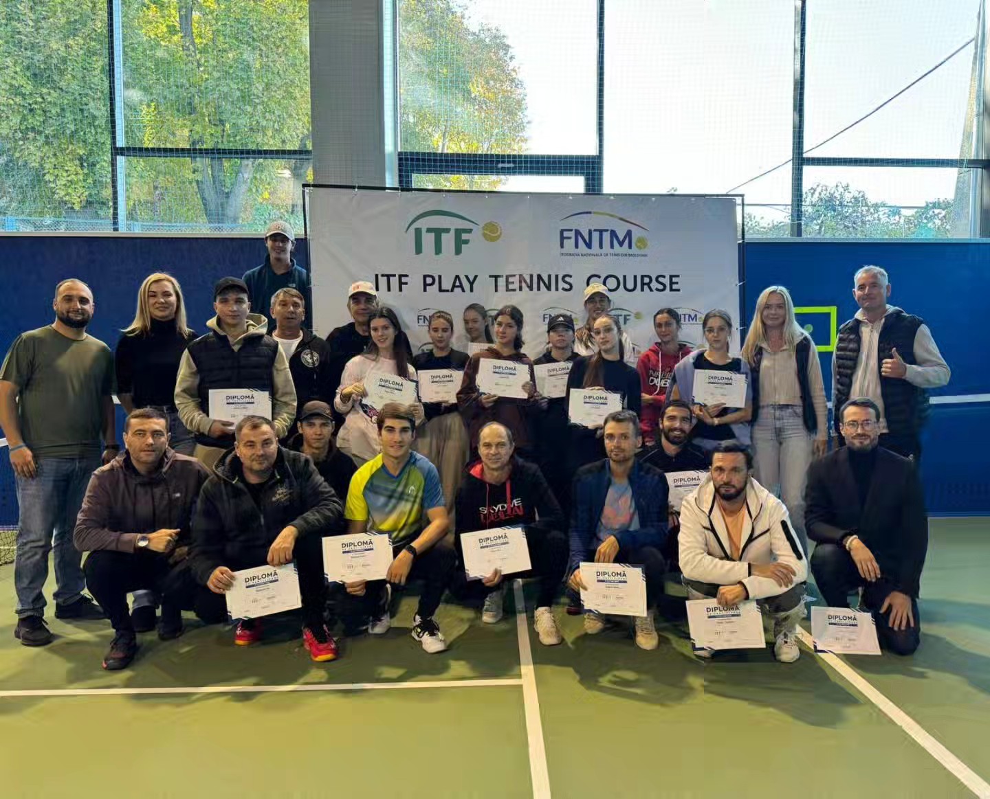 26 de tineri antrenori au trecut cu brio ITF Play Tennis Course